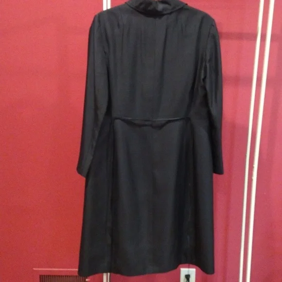 Tahari women's silk navy blue 2-piece suit. EUC. Size 10.